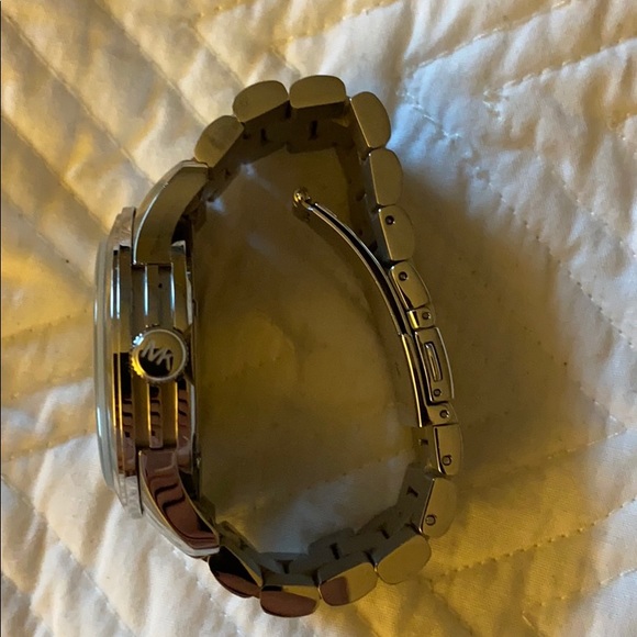 Barely worn oversized Michael Kors watch - Picture 2 of 7